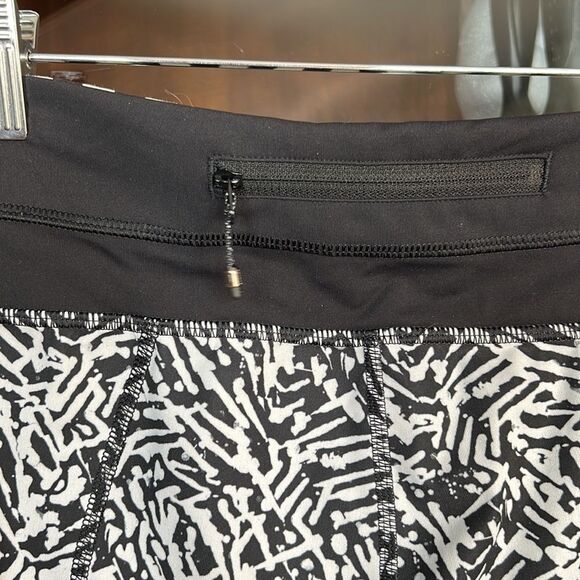 Lululemon Inspire Crop Animal Black White - Picture 6 of 10
